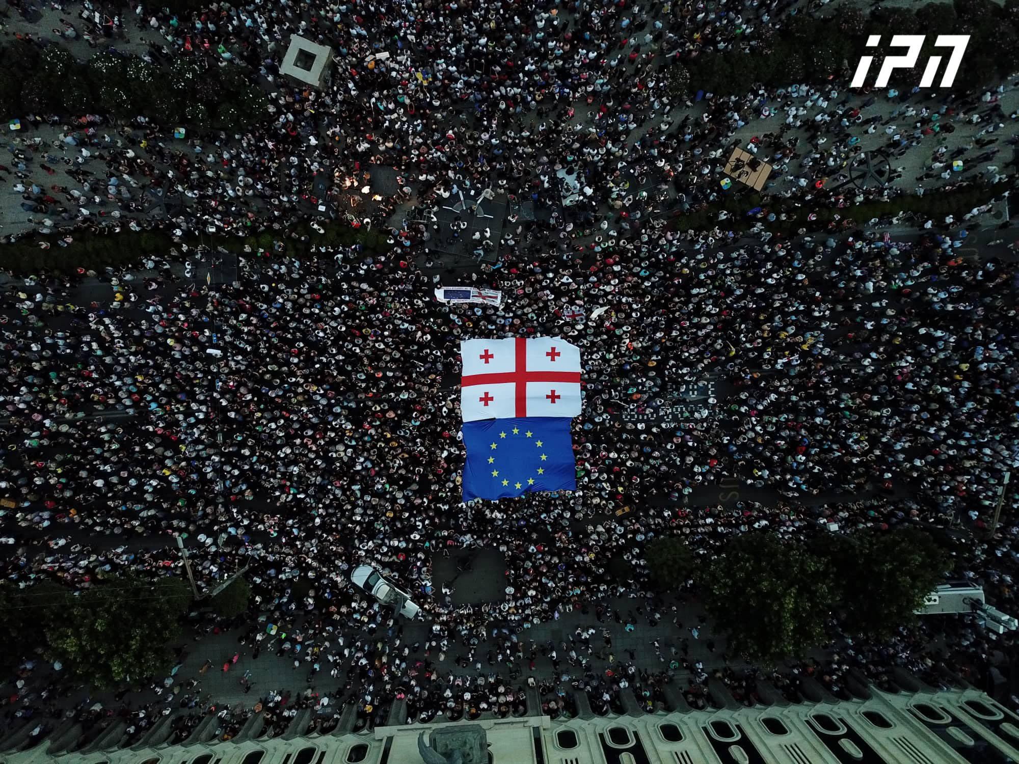 რუსთაველის გამზირზე აქცია „შინ ევროპისკენ“ საქართველოსა და ევროკავშირის ჰიმნებით გაიხსნა