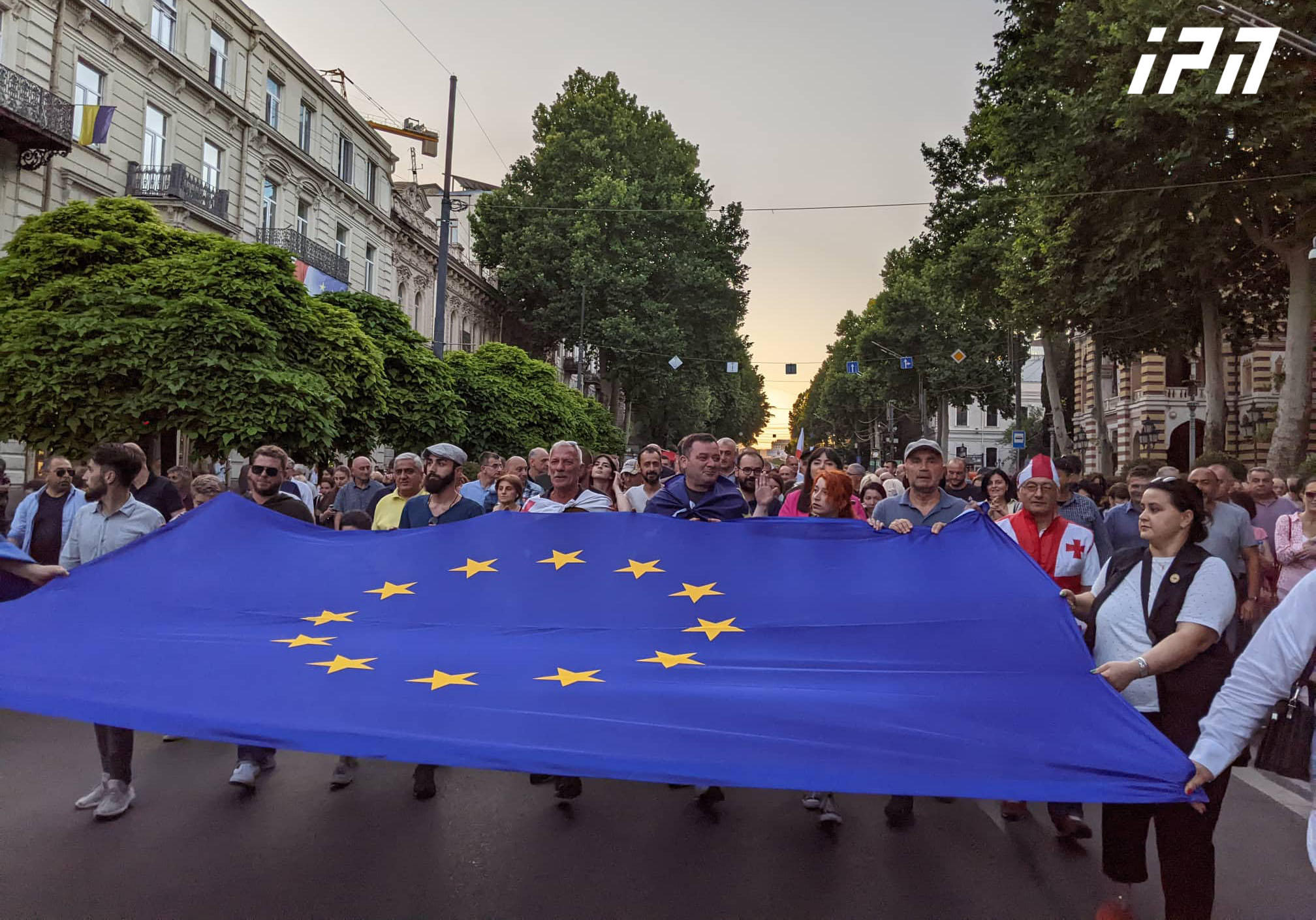 „ლელოს“ ლიდერები და მხარდამჭერები ოპერის თეატრის მიმდებარე ტერიტორიიდან პარლამენტამდე მსვლელობით მიემართებიან