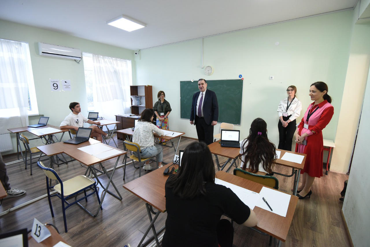 მიხეილ ჩხენკელმა თბილისის საგამოცდო ცენტრები მოინახულა და აბიტურიენტებს წარმატება უსურვა