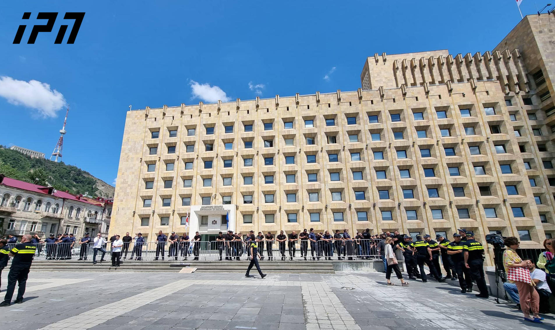 აქციის მონაწილეებმა მთავრობის ადმინისტრაციის ტერიტორია დატოვეს - ორგანიზატორების განცხადებით, პროტესტის გაგრძელების გზებზე მსჯელობა გაიმართება