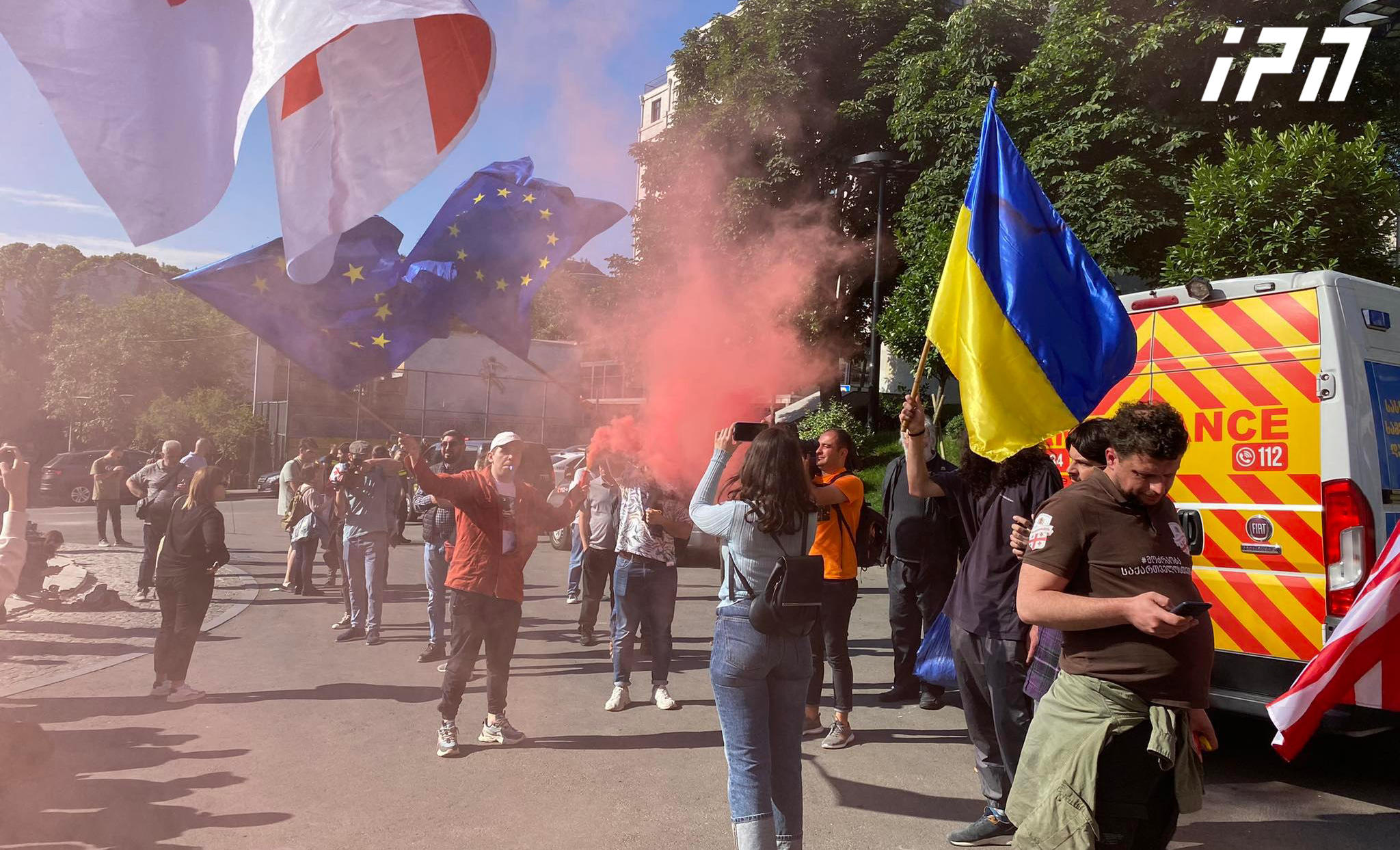 აქცია „შინ ევროპისკენ“ მონაწილეები მთავრობის ადმინისტრაციასთან აქცია-პერფორმანსს მართავენ