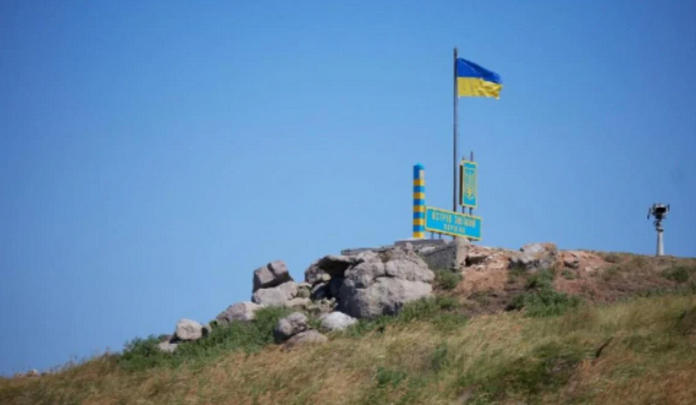 კუნძულ „ზმეინზე“ უკრაინის დროშა აღიმართა
