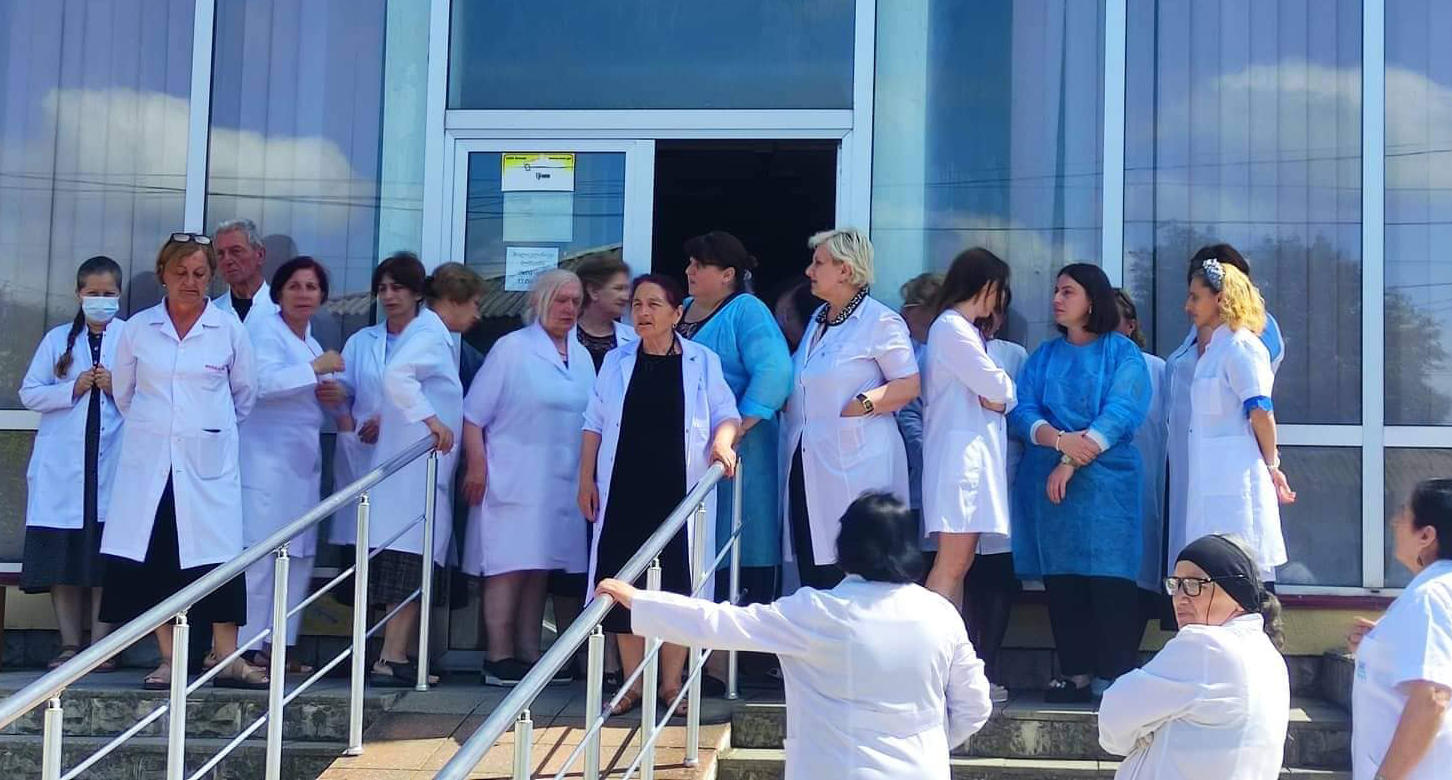 ზუგდიდში, დევნილთა პოლიკლინიკის ექიმებმა აქცია გამართეს