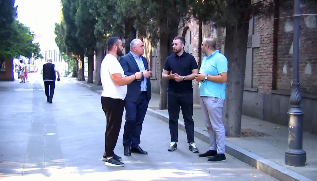 მუნიციპალიტეტების საკრებულოების წევრები, რომლებმაც „ქართული ოცნება“ დატოვეს, პარტიის ოფისში იმყოფებოდნენ