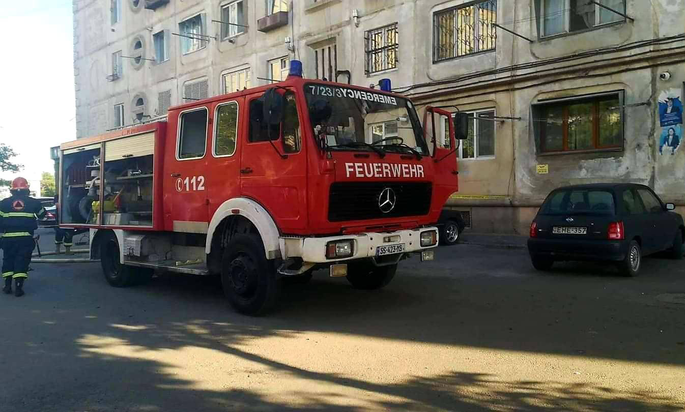 რუსთავში, საცხოვრებელი კორპუსის მეშვიდე სართულზე მდებარე ბინაში ხანძარი გაჩნდა