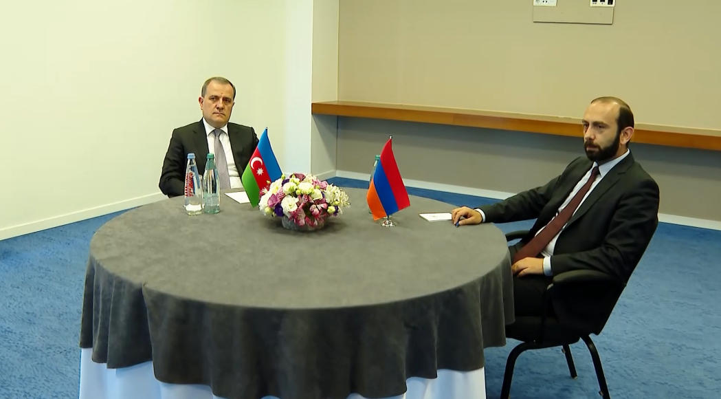 სასტუმრო „რედისონში“ აზერბაიჯანის და სომხეთის საგარეო საქმეთა მინისტრების შეხვედრა მიმდინარეობს