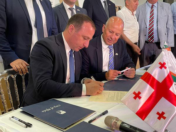 თელავის და აფულას მერებმა ორ ქალაქს შორის ურთიერთთანამშრომლობის მემორანდუმს მოაწერეს ხელი