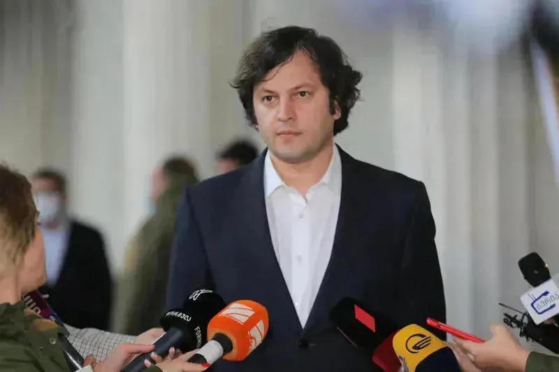 ირაკლი კობახიძე - როცა ჩვენ ღირებულებით ჭრილში შეშფოთებული ვართ იმით, რომ რუსები ესვრიან უკრაინელებს, ზუსტად ამ ჭრილში უნდა განვიხილოთ ასეთი თეორიული ვერსიაც, რომ ქართველი ესვრის აფხაზს და ოსს