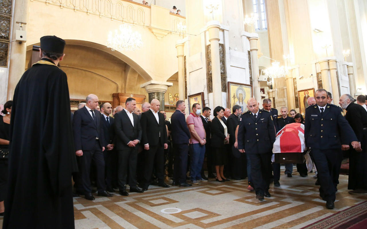 ზურაბ აზარაშვილი გუდაურში მომხდარი ტრაგედიის შედეგად დაღუპული გმირების სამოქალაქო პანაშვიდს დაესწრო