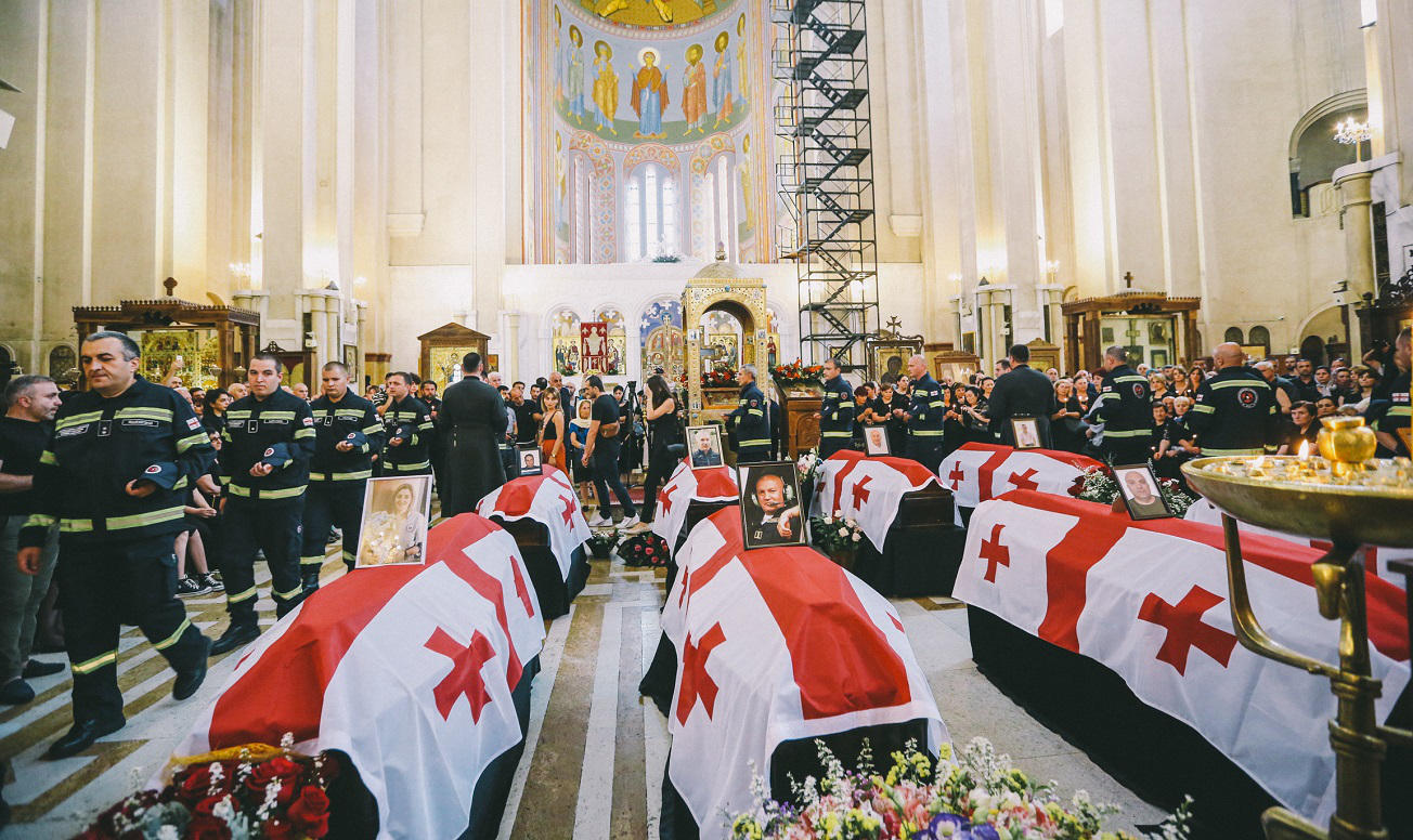 გუდაურთან სამსახურებრივი მოვალეობის შესრულების დროს დაღუპული მფრინავები და მაშველები სამხედრო პატივით დაკრძალეს