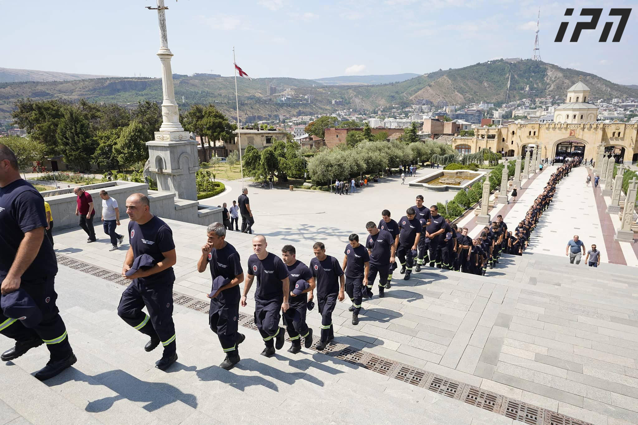 სამების საკათედრო ტაძარში გუდაურში ვერტმფრენის ჩამოვარდნის შედეგად დაღუპულთა სამოქალაქო პანაშვიდი მიმდინარეობს