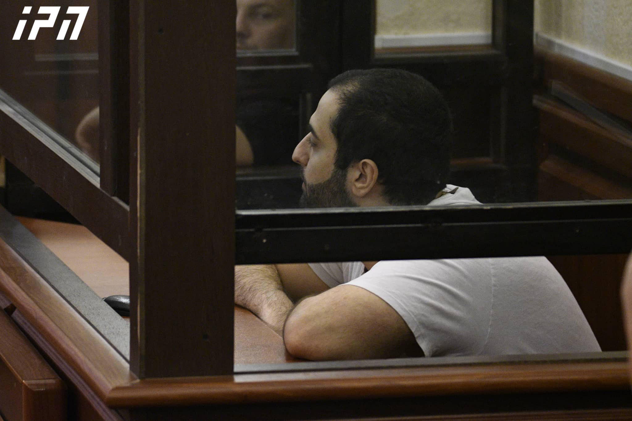 ვაზისუბანში მშობლების მკვლელობაში ბრალდებული ყოფილი პოლიციელი აცხადებს, რომ მკვლელობა არ ჩაუდენია და გამოძიების ეტაპზე ჩვენება პოლიციის ზეწოლის ქვეშ მისცა