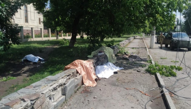 დონეცკის რეგიონში, ქალაქ ტორეცკში რუსულმა ძალებმა ავტობუსის გაჩერება დაბომბეს,  დაიღუპა 8 ადამიანი და 4 დაშავდა