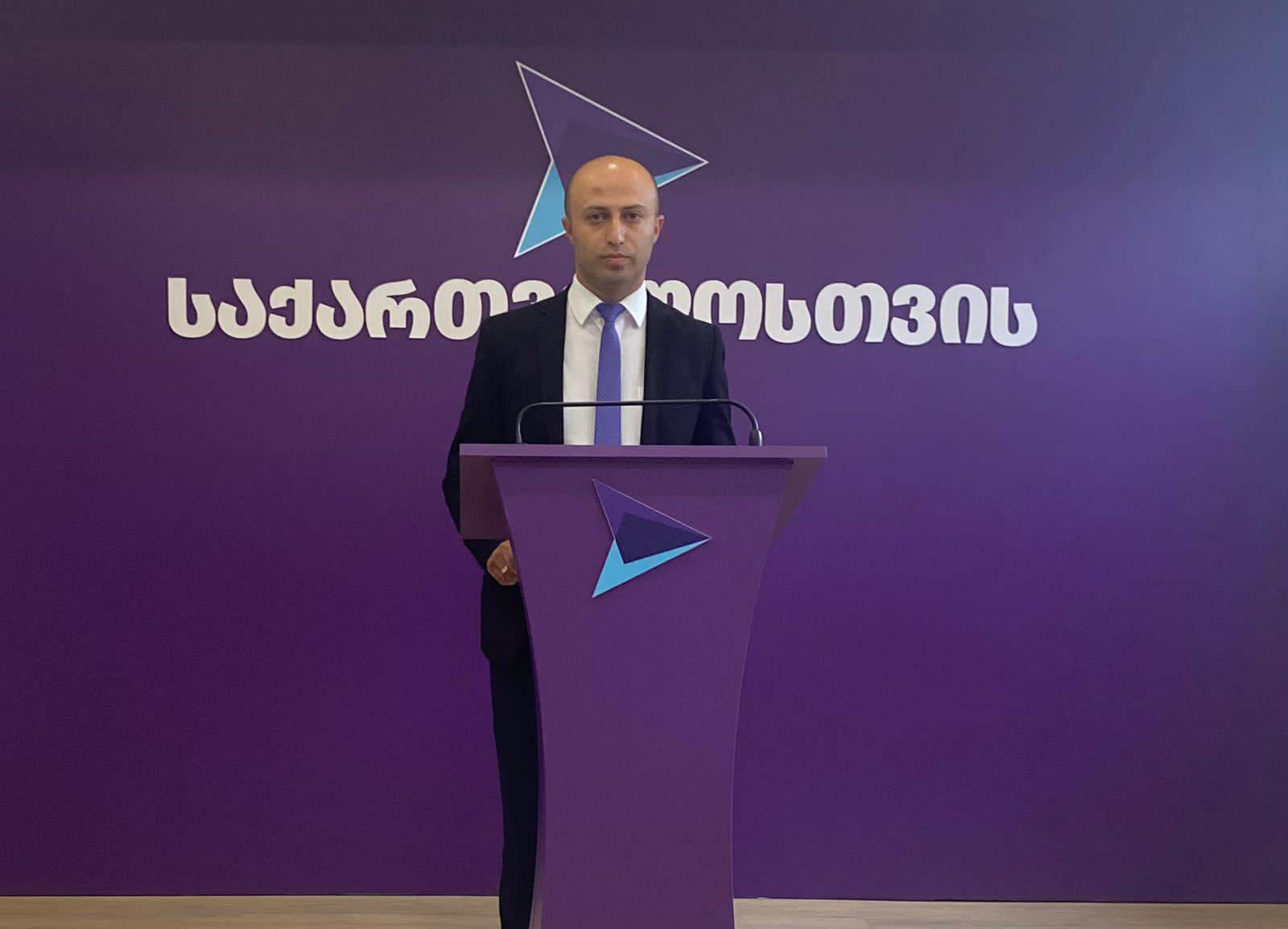 ბერდია სიჭინავა -  ხობის  საკრებულოში „ოცნების” მიერ მოსყიდული და გადაბირებული ორი წევრი  პარტიიდან გაირიცხა