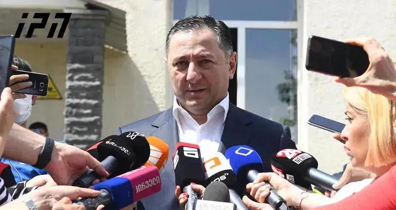 ვახტანგ გომელაურის განცხადებით, არც ვლადიკავკაზში ყოფილა და არც „ეფ-ეს-ბეს“ გენერლებს შეხვედრია