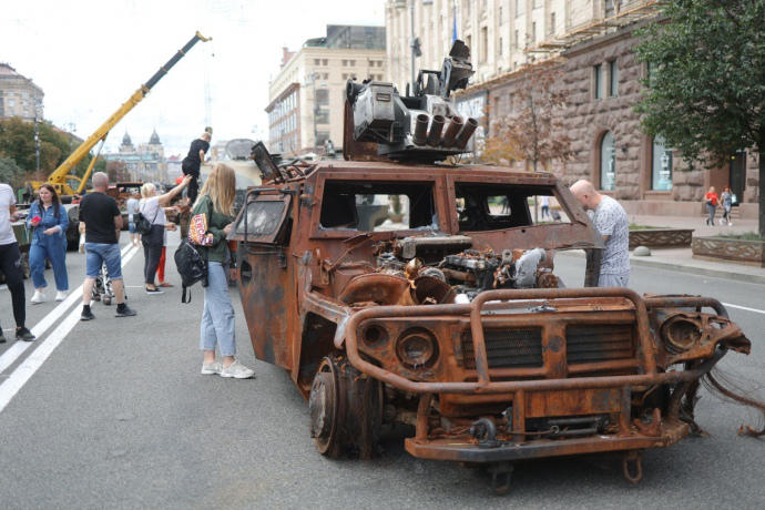 ომის დაწყებიდან ნახევარი წლის შემდეგ, კიევში განადგურებული რუსული სამხედრო ტექნიკის „აღლუმი“ მოეწყო