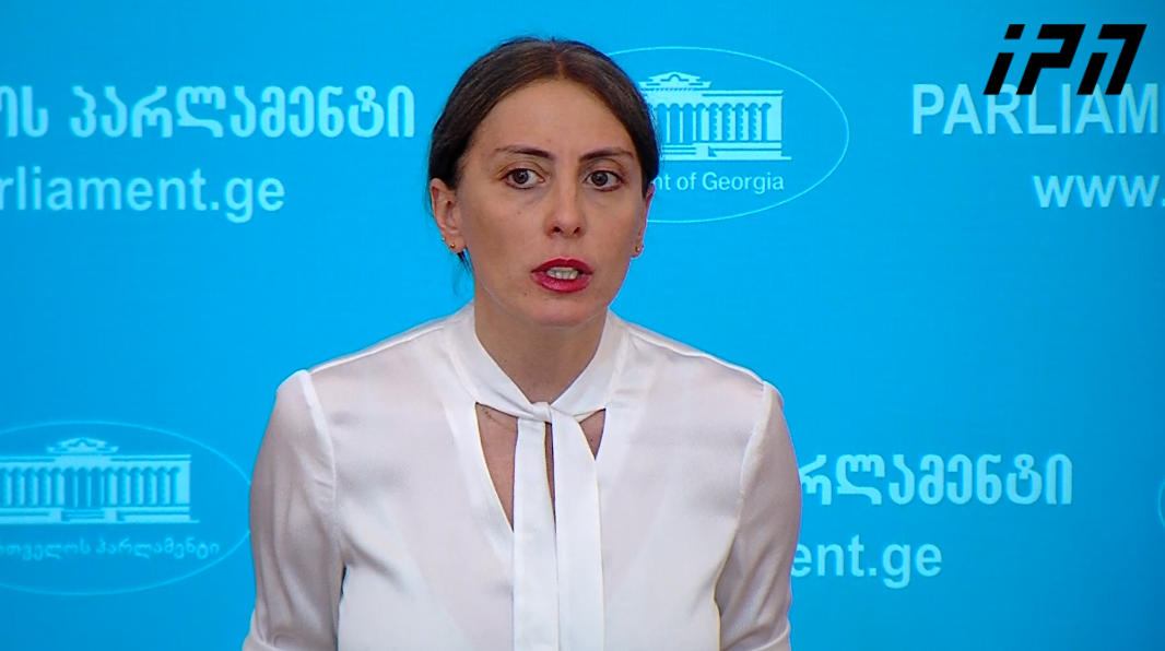 ხატია დეკანოიძის განცხადებით, „ხალხის ძალის“ მიერ პარლამენტში უცხოური გავლენების შესახებ დარეგისტრირებული ორივე კანონპროექტი რუსულია და „ერთმანეთისგან პრაქტიკულად არ განსხვავდება“