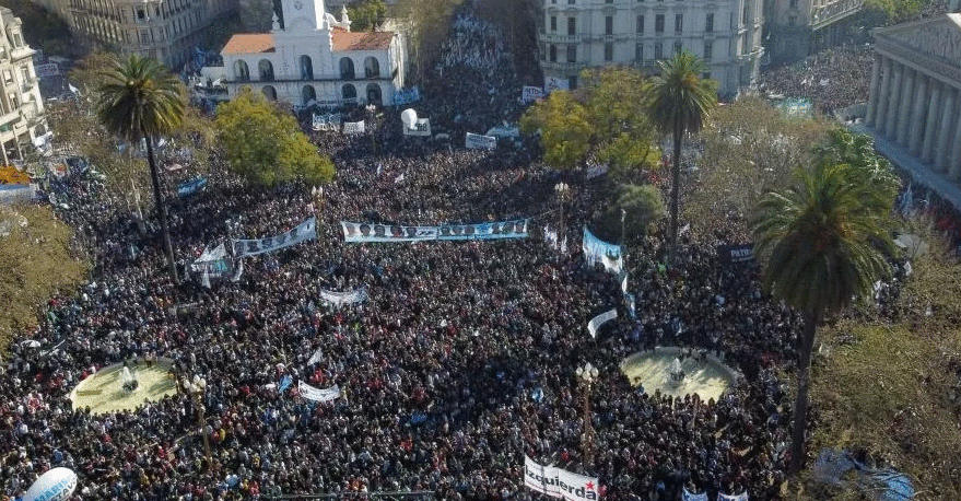არგენტინაში ათასობით ადამიანმა ვიცე-პრეზიდენტის მხარდამჭერი აქცია გამართა