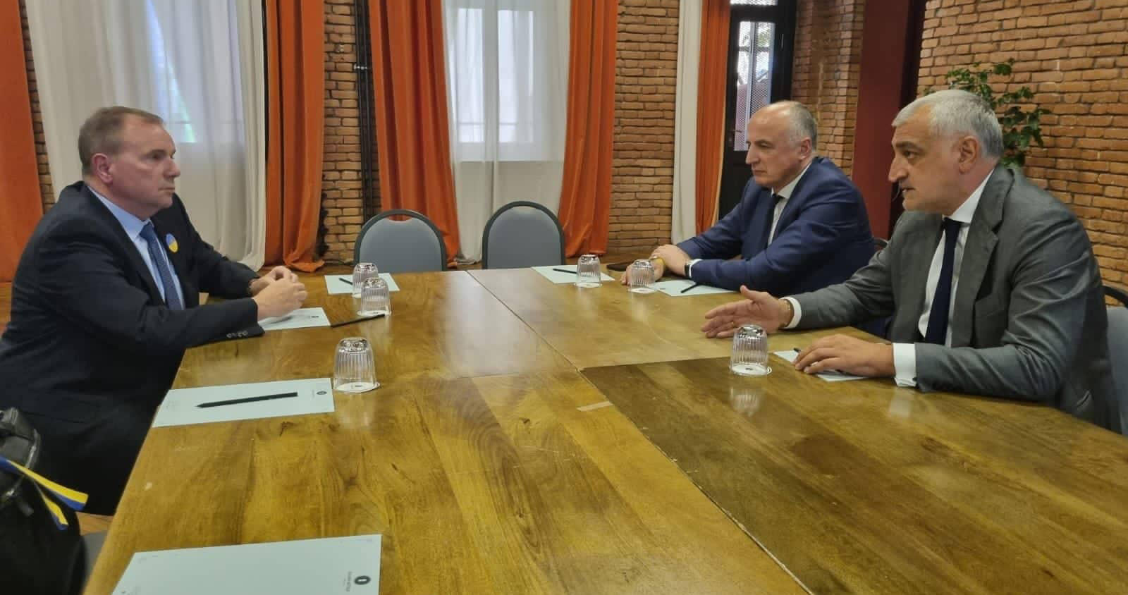 მამუკა ხაზარაძე ევროპაში ამერიკული სახმელეთო ჯარების ყოფილ მეთაურს, გენერალ-ლეიტენანტ ბენ ჰოჯესს შეხვდა