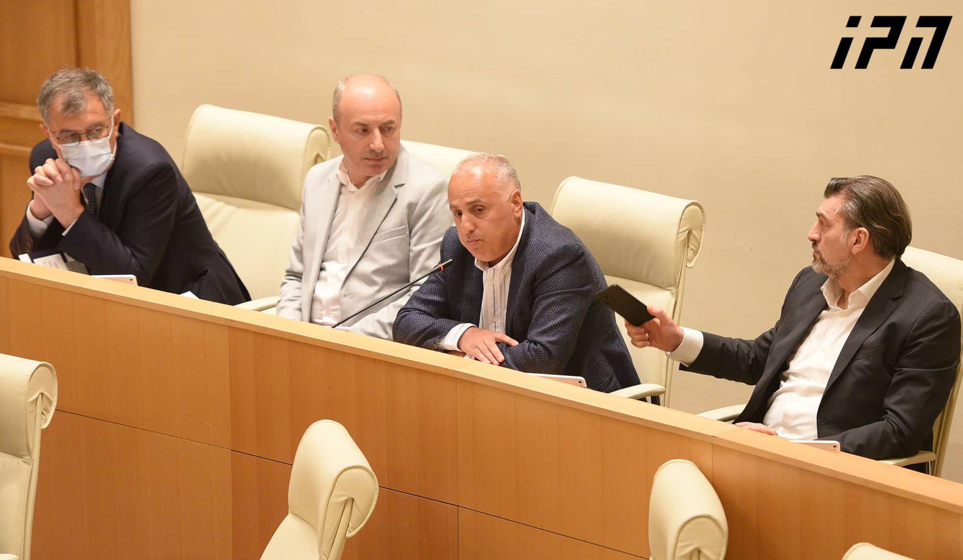 ე.წ. ოთხეული - გახარიას „ბასიანში“ შესვლას გუნდშიც სერიოზული კრიტიკა მოჰყვა, განსაკუთრებით კალაძის მხრიდან - უცხო ქვეყნის სამსახურში ჩადგომის შემდეგ, გახარიამ შს მინისტრობა პოლიციის დაზიანების მიზნით მოითხოვა