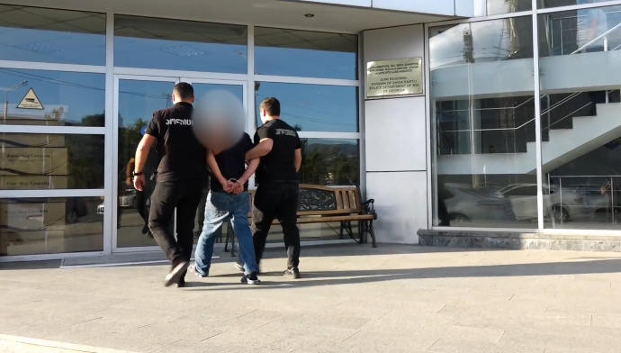 63 წლის მამაკაცი, რომელსაც მეზობლად მცხოვრები 12 წლის ბავშვის გაუპატიურების მცდელობას ედავებიან, ბრალს არ აღიარებს