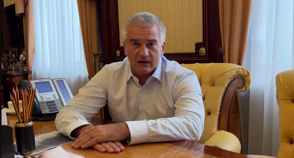 სერგეი აქსიონოვის განცხადებით, ყირიმში საჯარო ღონისძიებებზე უკრაინის მხარდამჭერი ლოზუნგები და ნაციონალისტური სიმღერები ისმის და ორგანიზატორები პასუხისგებაში უნდა მიეცნენ