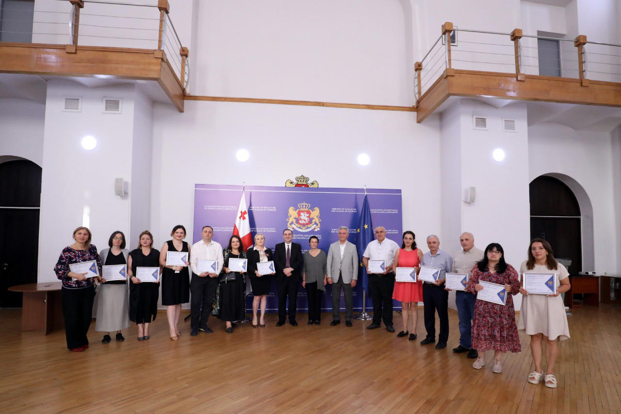 მიხეილ ჩხენკელმა ჭადრაკის ფედერაციის ტრენერებს სკოლებში ჭადრაკის განვითარებაში შეტანილი წვლილისთვის სიგელები გადასცა