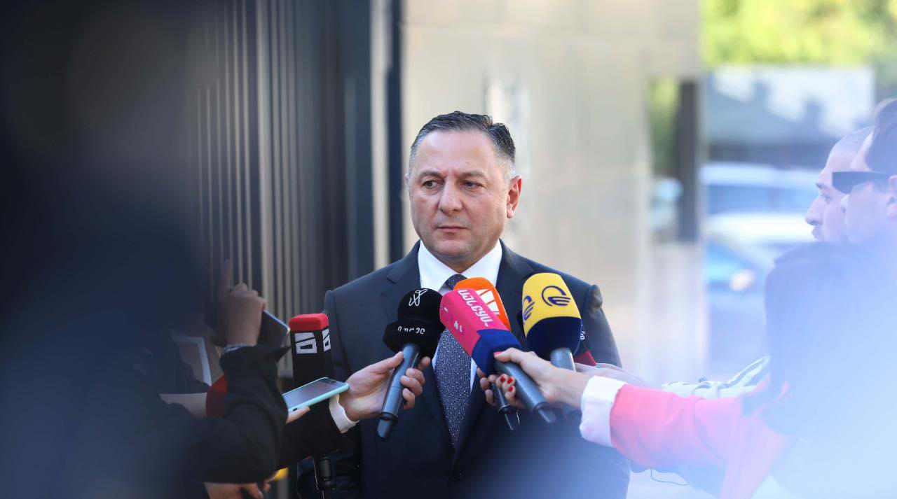 ვახტანგ გომელაური - პოლიციის მიერ არაადეკვატური ქმედებები გამოყენებული არ ყოფილა - როცა პოლიციელს ხელკეტს ურტყამ, შემდეგ არ ემორჩილები, რომ დაგაკავონ, როცა ეჭიდავები და დავარდები ძირს, ან ხელს იტკენ, ან გაიკაწრავ