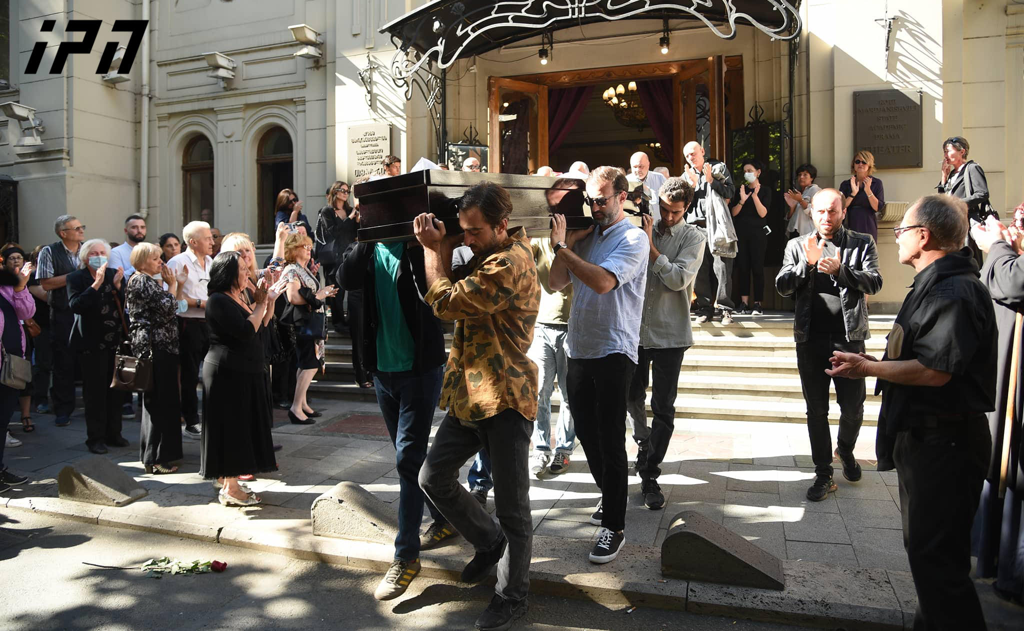 მსახიობი მიხეილ გომიაშვილი მარჯანიშვილის სახელობის თეატრიდან გამოასვენეს - ხელოვანი უკანასკნელ გზაზე ტაშით გააცილეს