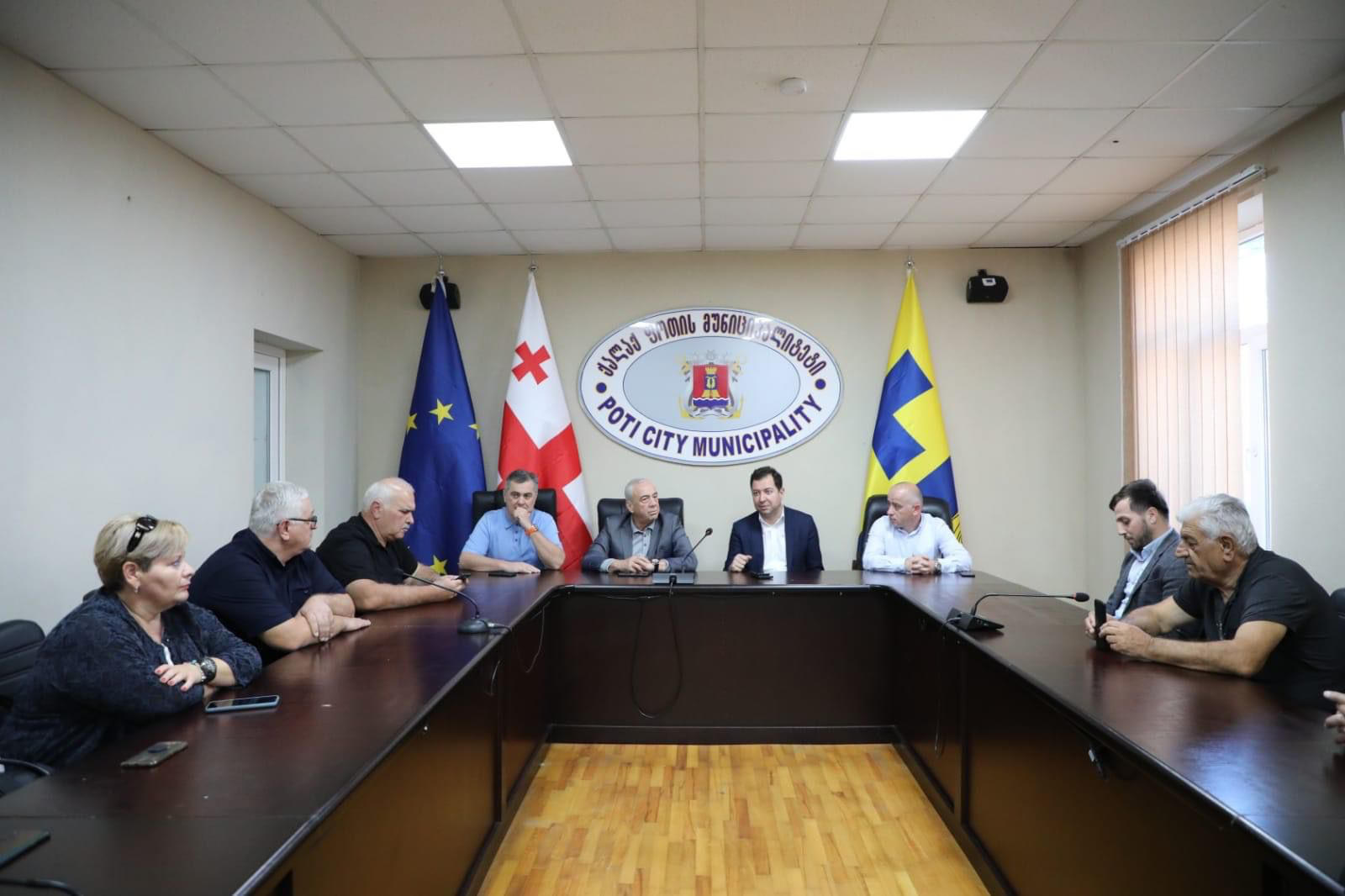 აფხაზეთის მთავრობის წარმომადგენლები ზუგდიდისა და ფოთის მუნიციპალიტეტების დევნილთა განსახლების ადგილებში შექმნილ ბინათმესაკუთრეთა ამხანაგობების თავმჯდომარეებს შეხვნენ