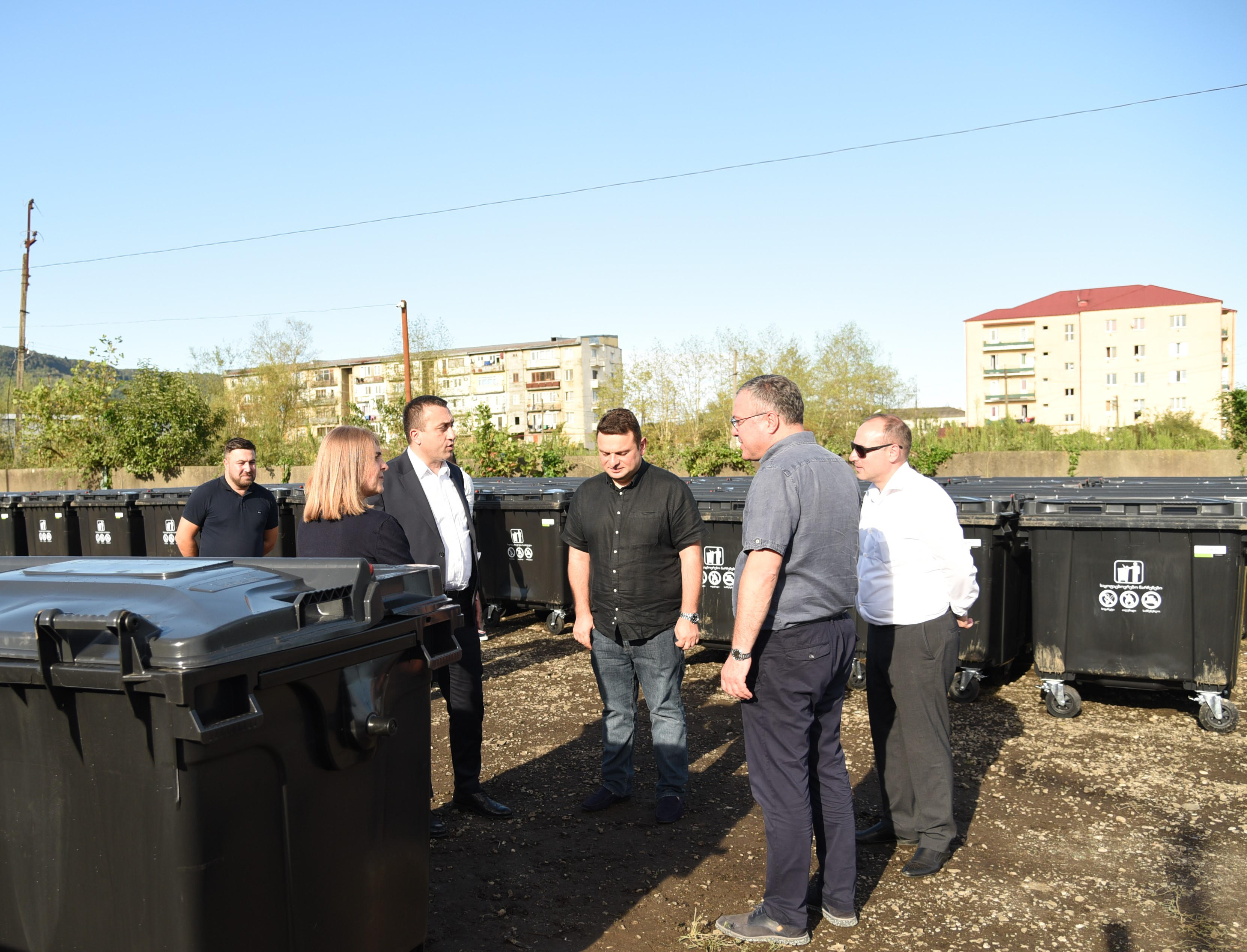 სენაკის მუნიციპალიტეტს ნარჩენების შესაგროვებელი 350 ერთეული 1 100-ლიტრიანი კონტეინერი გადაეცა