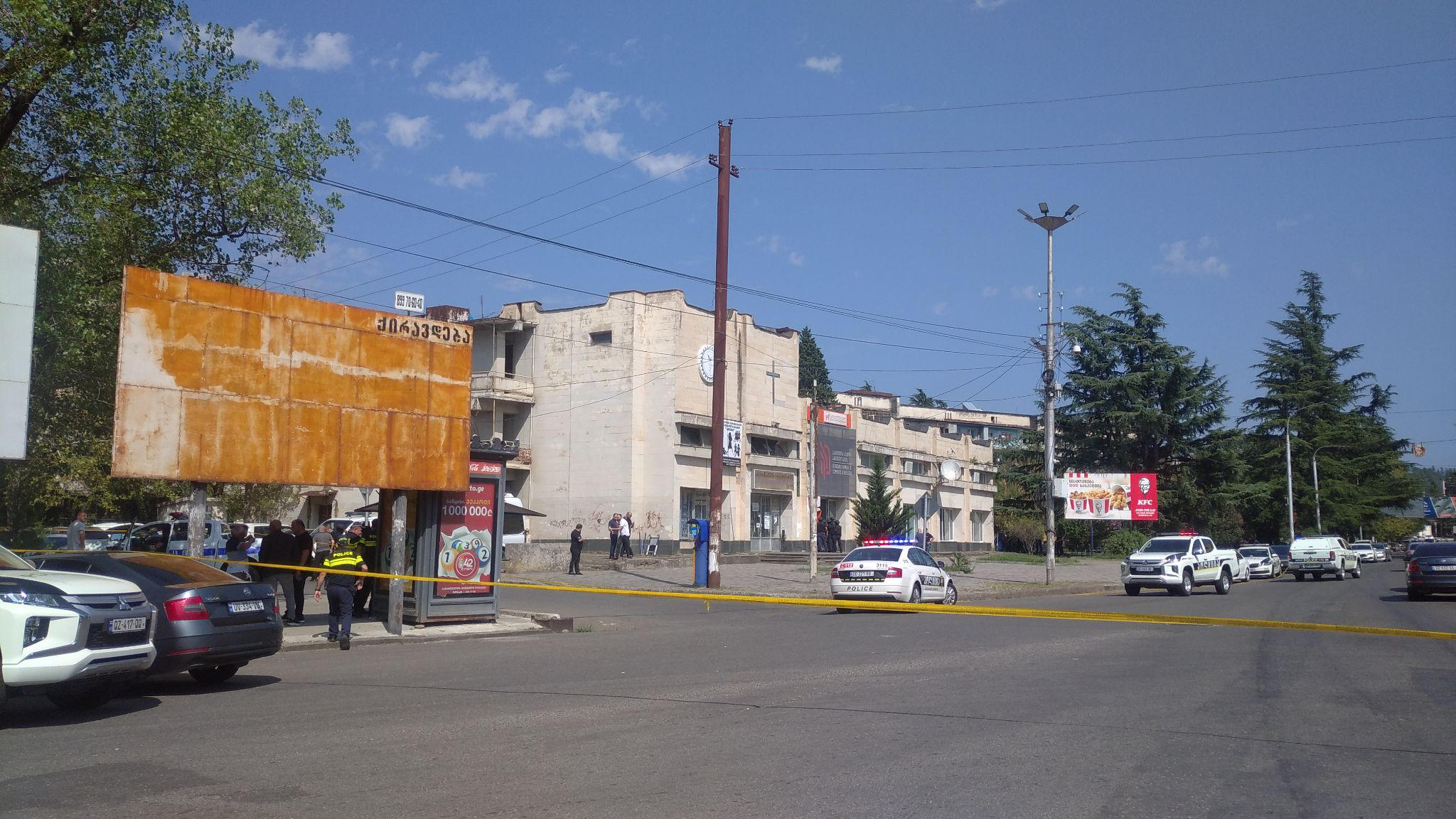 ქუთაისში, „საქართველოს ბანკის“ ფილიალში შეჭრილმა პირმა ახალი მოთხოვნები წამოაყენა - ის რუსულ დროშას, ანკესს, ვერტმფრენს და 2 მილიონ დოლარს მოითხოვს