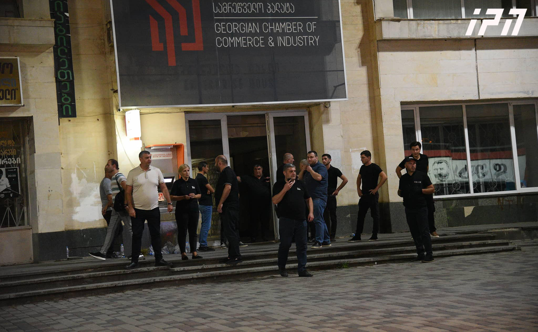 "საქართველოს ბანკის" ქუთაისის ფილიალიდან გათავისუფლებული მძევლები იმერეთის მთავარ სამმართველოში გამოკითხვაზე იმყოფებოდნენ