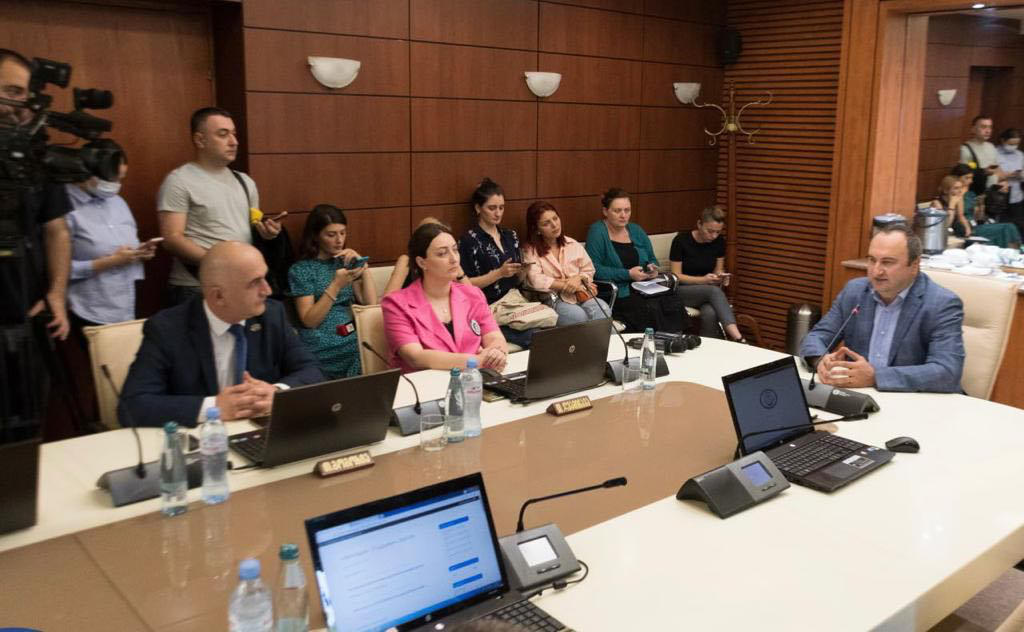 ლევან მურუსიძის განცხადებით, სოსო გოგაშვილმა ციხიდან გათავისუფლებაში დახმარება სთხოვა, წინააღმდეგ შემთხვევაში, „რაღაცებს დააბრალებდა და სასამართლოს დისკრედიტაციას მოახდენდა“