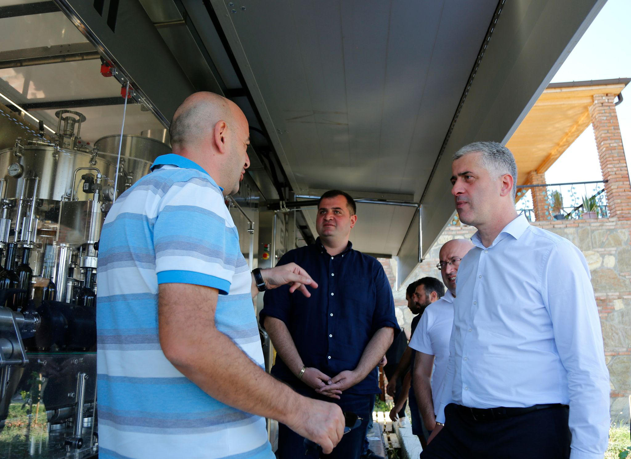 ოთარ შამუგია იტალიური წარმოების ღვინის ჩამოსხმისა და ეტიკეტირების სპეციალური შეკვეთით დამზადებული მანქანის მუშაობის სპეციფიკას გაეცნო