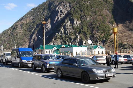 TASS - რუსეთ-საქართველოს საზღვარზე გამშვებ პუნქტთან რუსეთის ფედერაციის დატოვების მსურველთა 2 ათასამდე მსუბუქი ავტომობილია