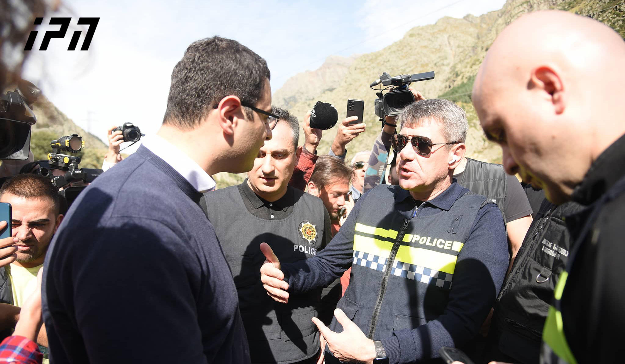 Police prevent Droa representatives and civil activists to hold rally near Larsi checkpoint