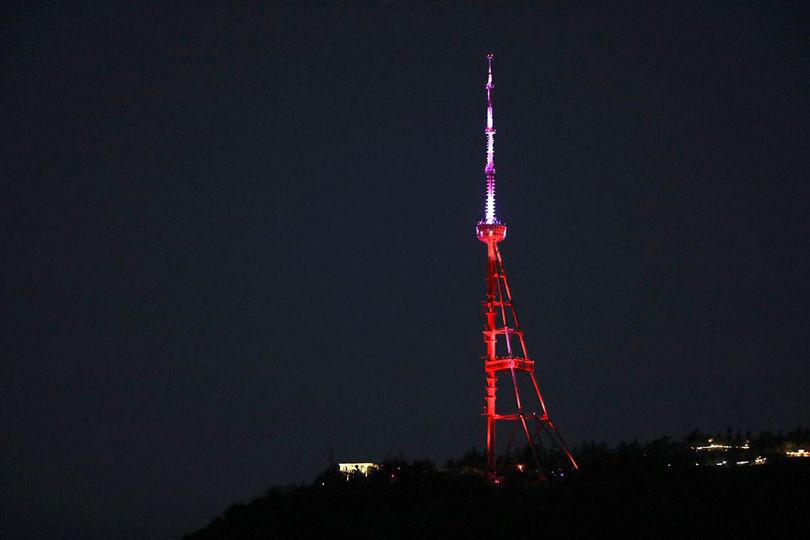 თბილისის ანძა სხვადასხვა ქვეყნის, მათ შორის უკრაინის დროშის ფერებში განათდება