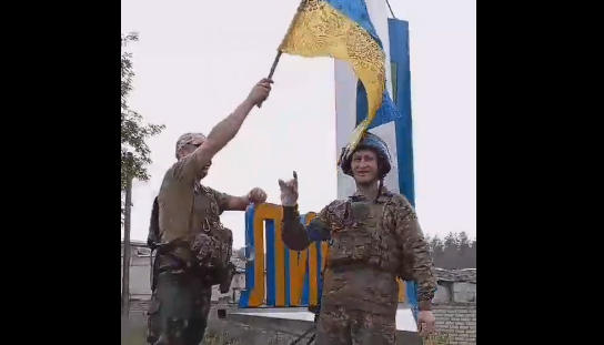 უკრაინელებმა ქალაქ ლიმანის შესასვლელთან უკრაინის დროშა აღმართეს