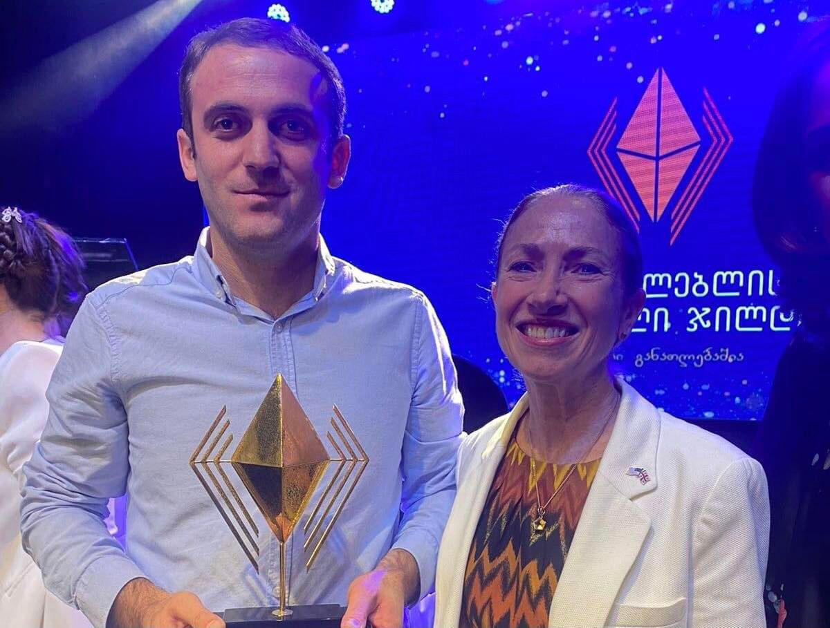 IBSU  მის კურსდამთავრებულს, როლანდ შავაძეს მასწავლებლის ეროვნულ ჯილდოს ულოცავს