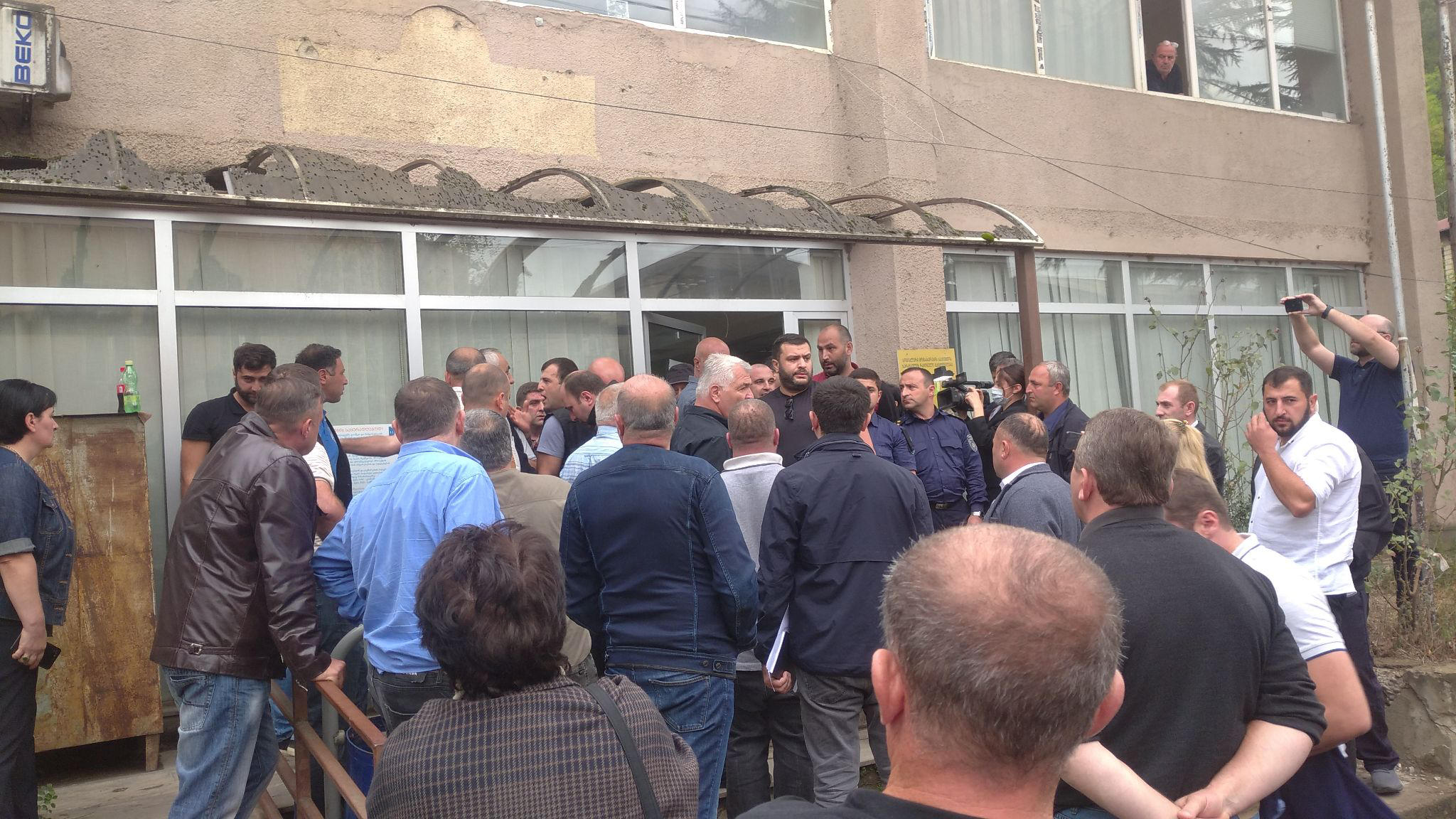 ხარაგაულში, სოციალური მომსახურების სააგენტოში ანტიკორუფციული მოძრაობის წევრების მისვლას ხმაური და ფიზიკური დაპირისპირება მოჰყვა