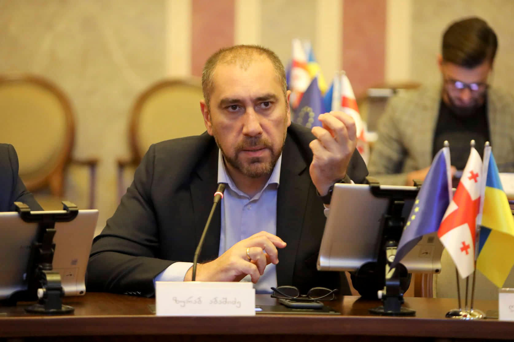 საკრებულოს თავმჯდომარის მოადგილე ზურაბ აბაშიძემ ოპოზიციის განცხადებებს მიზანმიმართული პროვოკაცია უწოდა