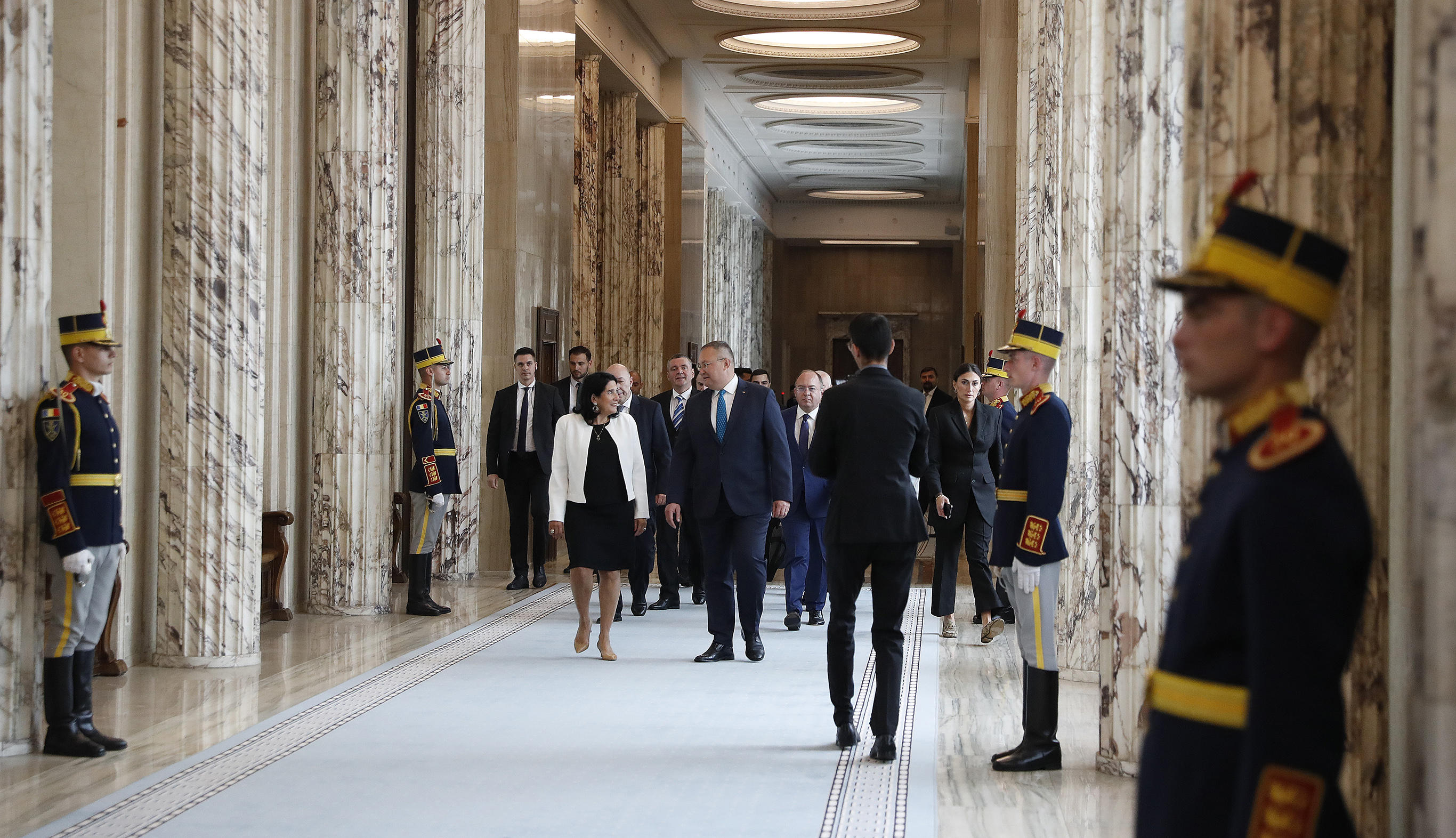 პრეზიდენტის ადმინისტრაცია სალომე ზურაბიშვილისა და რუმინეთის პრემიერ-მინისტრის შეხვედრის შესახებ ინფორმაციას ავრცელებს