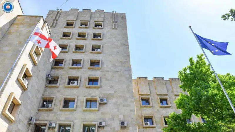 დიდი ოდენობით თანხების მოტყუებით დაუფლებისა და სამსახურებრივი უფლებამოსილების ბოროტად გამოყენების ფაქტებზე 4 პირს, მათ შორის პატრულ-ინსპექტორს ბრალი წარუდგინეს