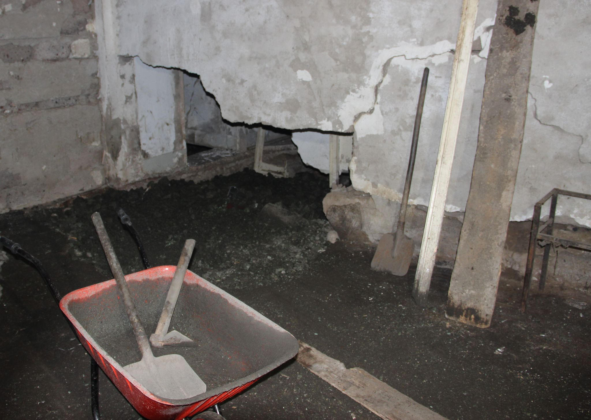 გარემოსდაცვითი ზედამხედველობის დეპარტამენტმა ზესტაფონში, სპეციალურად მოწყობილი შენობის ქვეშ წიაღის უკანონო მოპოვების ფაქტები გამოავლინა