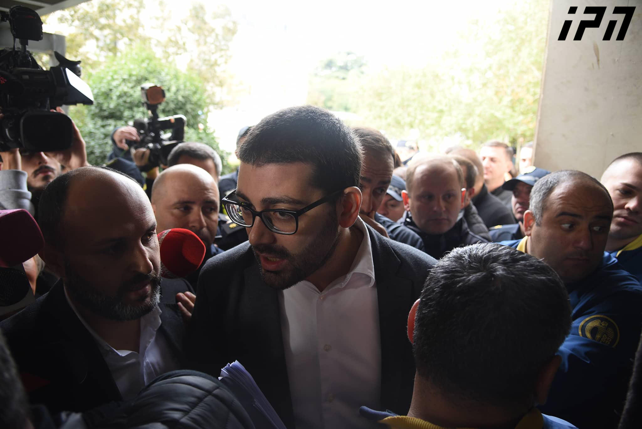 Tension near Tbilisi City Hall as the opposition deputies of the Municipal Assembly are trying to enter the building, which the security guards do not allow