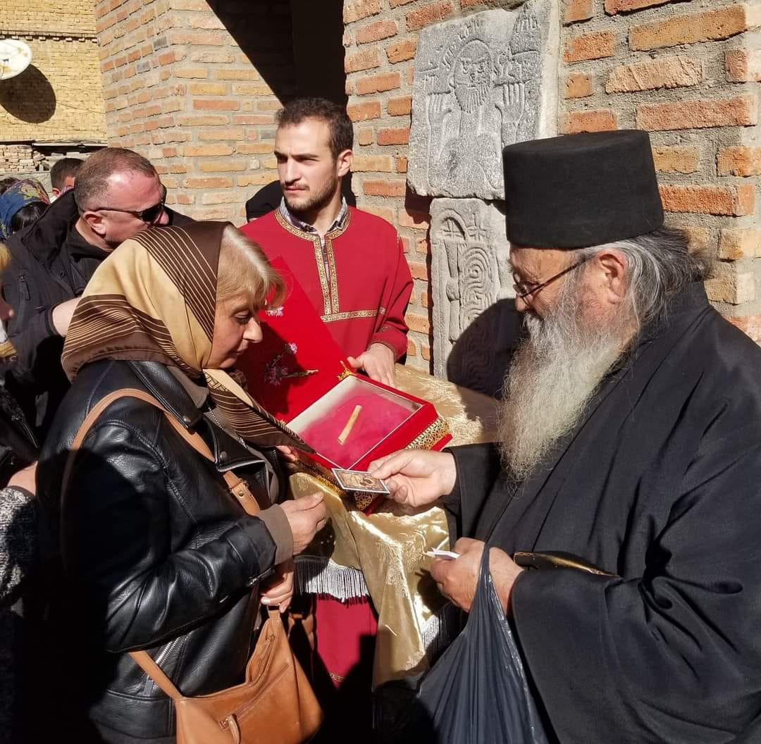 თეთრიწყაროში, დაბა მანგლისში პეტრე და პავლეს ტაძარში წმინდა გიორგის წმინდა ნაწილი მიაბრძანეს