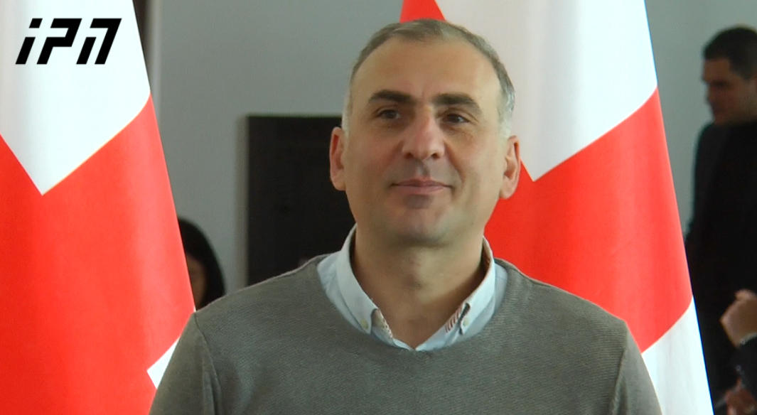 ალეკო ელისაშვილი - ვაშაძის წასვლა-წამოსვლაზეა ნათქვამი: „გიჟი ქალაქს მიდიოდა, რა მიჰქონდა, რა მოჰქონდაო“ - ან რას მოდიოდა ან ვინ ეხვეწებოდა, რომ შემოდიოდა ან რომ დადიოდა, რატომ არ მუშაობდა ან რომ მიდის, რატომ მიდის?