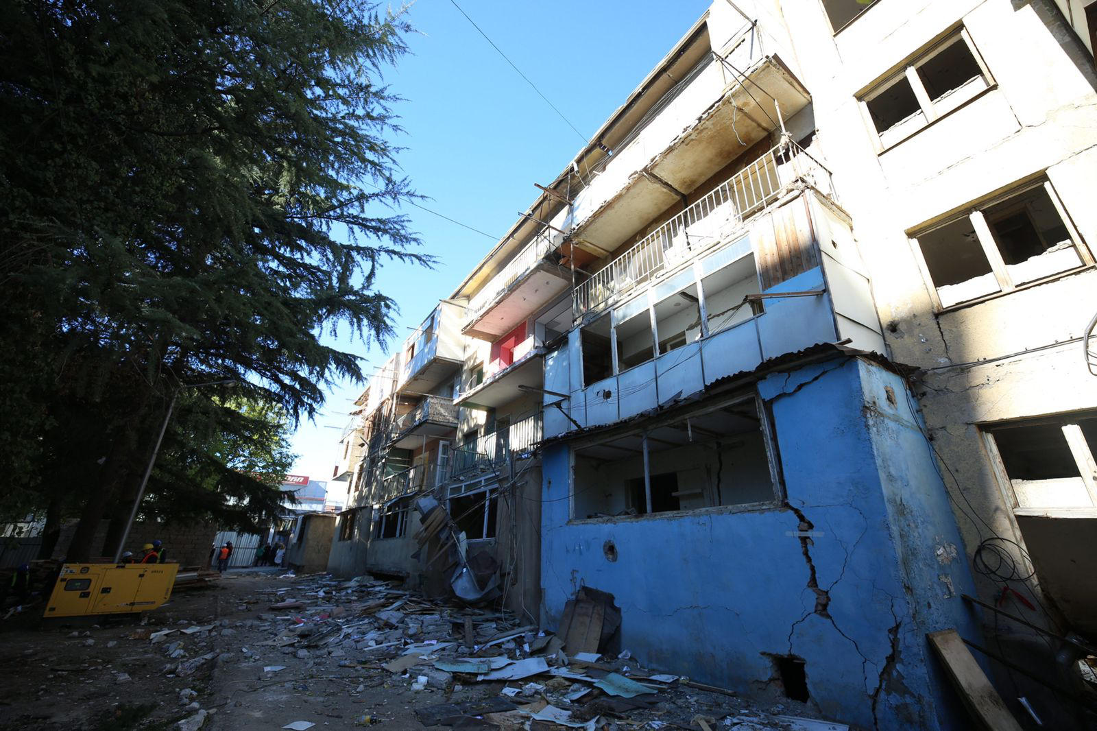 ვარკეთილის მესამე მასივში მდებარე ავარიული საცხოვრებელი კორპუსის დემონტაჟი დაიწყო