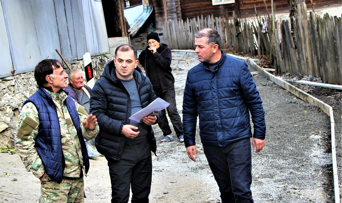 ლენტეხის მუნიციპალიტეტში საგზაო ინფრასტრუქტურის მოწესრიგების სამუშაოები აქტიურად მიმდინარეობს